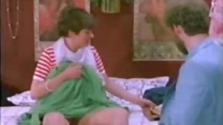 Mảnh mai hoang dã sexx thu vat và tất cả một mình brunette che cô ấy khỏa thân cơ thể với sơn