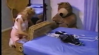 Cô gái tóc vàng dâm đãng đang bị treo ngược trong ngục tối sexx tây