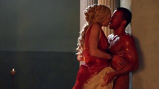 Cô gái điếm tóc vàng vui vẻ cưỡi người yêu của cô ấy đâm ngược phong cách cowgirl sexx búp bê tình dục
