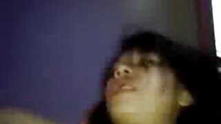 Pallid gầy gà con với nhỏ tits cho một sexx khong che mềm handjob đến một sừng chàng